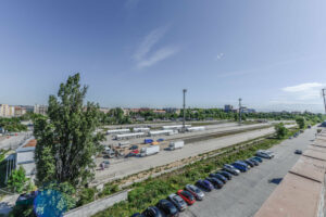 Severně od nádražní budovy se bude rozkládat několik bloků budov. Oddělovat je bude tramvajová trať, která bude území spojovat s centrem. foto : Benedikt Markel
