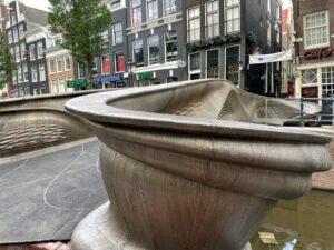 Na snímku 3D tištěný ocelový most v Amsterdamu. Foto S. Boztas