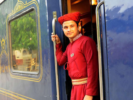 Deccan Odyssey Luxusní vlak Deccan Odyssey má lázně a kosmetický salon. Osmidenní výlet vede z indického města Bombaj do Goa. Vlak má podpořit cestovní ruch na trase Maharashtra.