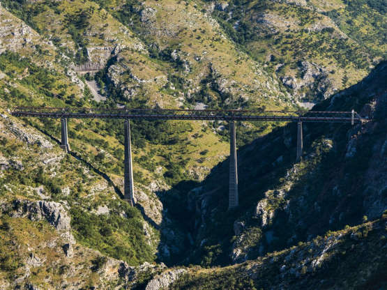 Viadukt Mala Rijeka 476 kilometrů dlouhá železniční trať vede ze Srbska do Černé Hory. Cestující zde uvidí úchvatné hory a hluboká údolí. Nakonec čeká Středomoří.