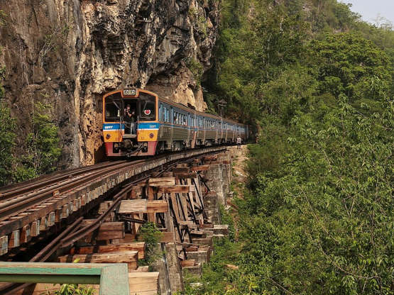 Thajská železnice smrti Thajská železnice smrti prochází strmými propastmi a mosty. Do vlaku se můžete dostat jak v Bangkoku, tak v Kanchanaburi. Vlak využívají hlavně turisté.