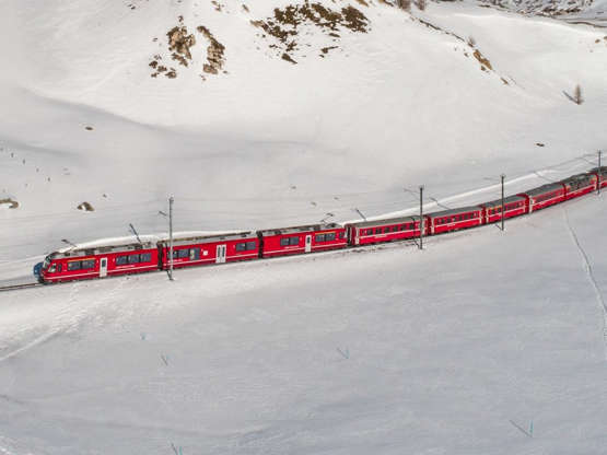 Bernina Express Swiss Bernina Express začíná v Churu a vede přes St. Moritz do Tirana. Cestující mohou na trase vidět jedinečnou krajinu - dvě z nich, železnice Albula a železnice Bernina, byly v roce 2008 označeny za místo světového dědictví UNESCO.