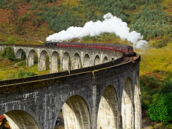 West Highland Line Fanoušci „Harryho Pottera“ by měli být obeznámeni s West Highland Line ve Skotsku: V hollywoodských filmech jel čarodějnický student se svými přáteli po Bradavském expresu přes tento most.