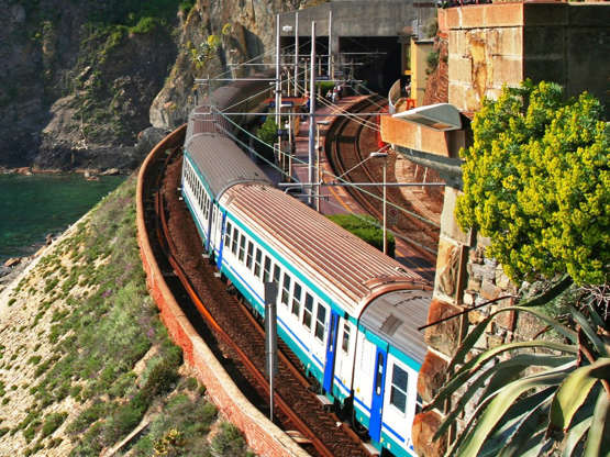 Cinque Terre Pět malebných vesniček lemuje dvanáctikilometrový úsek pobřeží Itálie: Cinque Terre. Mezi jednotlivými místy vede železniční trať - na jedné straně vinice, na druhé straně moře.