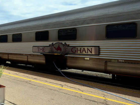 Ghán Dálkový vlak The Gan pokrývá 2 979 kilometrů z Darwinu do Adelaide - tedy jednou napříč Austrálií od severu k jižnímu pobřeží. Trasa je jednou z nejdelších na světě.