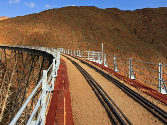 Tren de las Nubes Vlak Tren de las Nubes v Argentině jezdí ve výšce až 4 220 metrů a není pro slabé povahy. Trasa začíná v Saltě a končí po 200 kilometrech u viaduktu La Polvorilla.