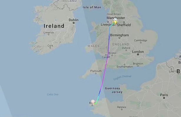 Trasa, kterou let vedl před přistáním v západní Francii (screen trasy: FlightRadar24)