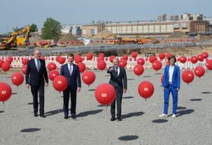 Nové depo jasně zvýrazňují umístěné červené balonky DB