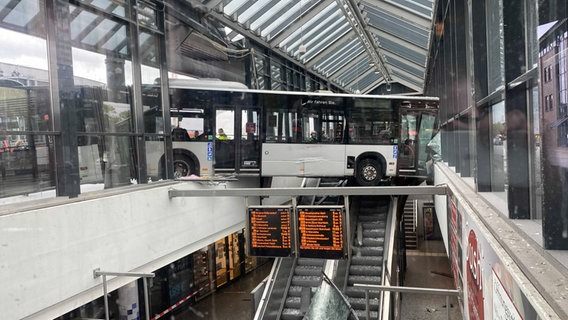 Autobus v Hamburku projel skleněnou budovou nádraží. Zůstal viset nad eskalátory