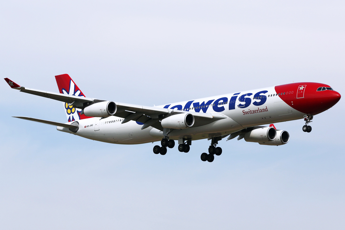Edelweiss Air Airbus A340-300 přisátá na letišti v Zurichu