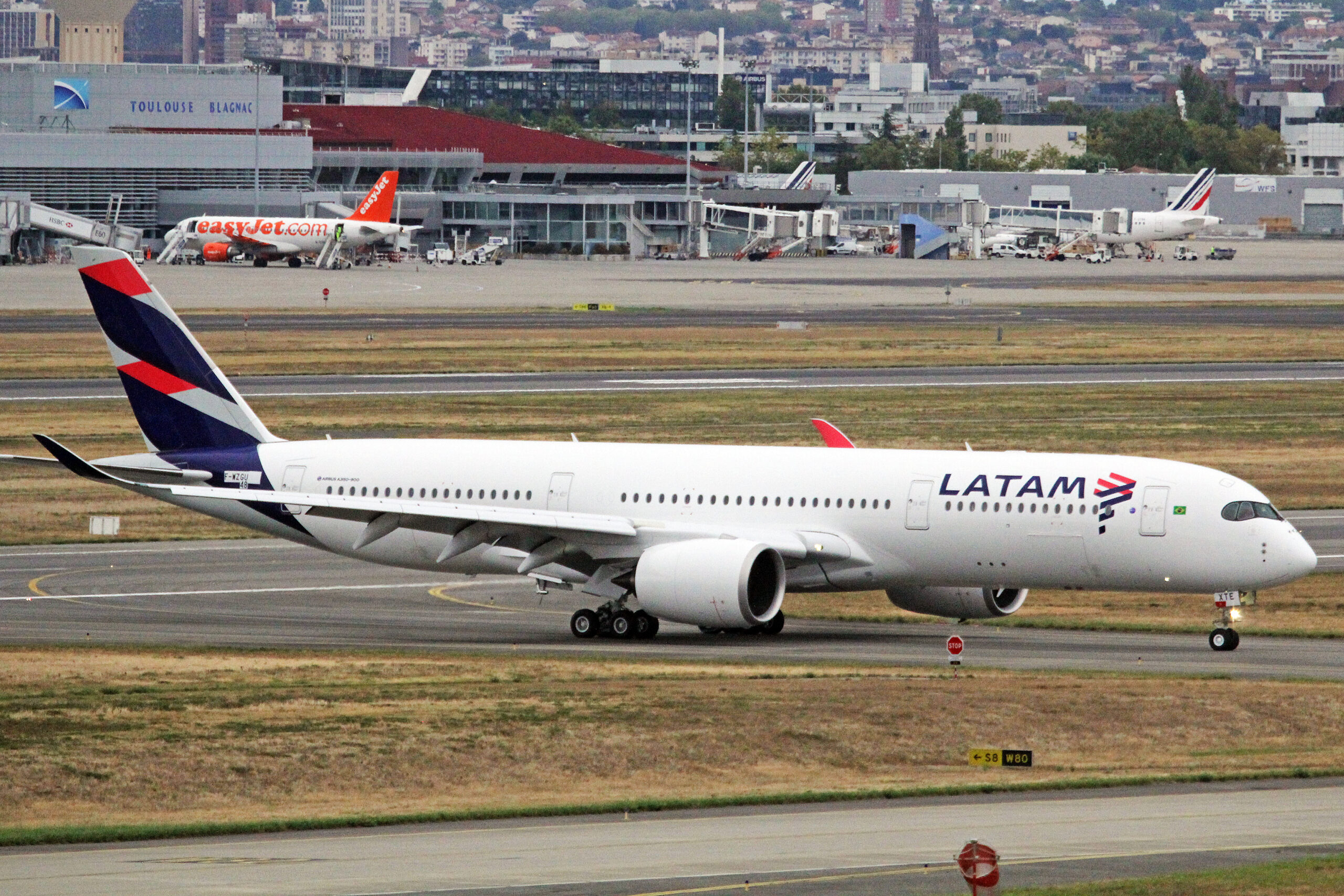 F-WZGU_(PR-XTE_048)_Airbus_A350-941_Airbus_Industrie_(LATAM_Airlines_Brazil)_TLS_16SEP16