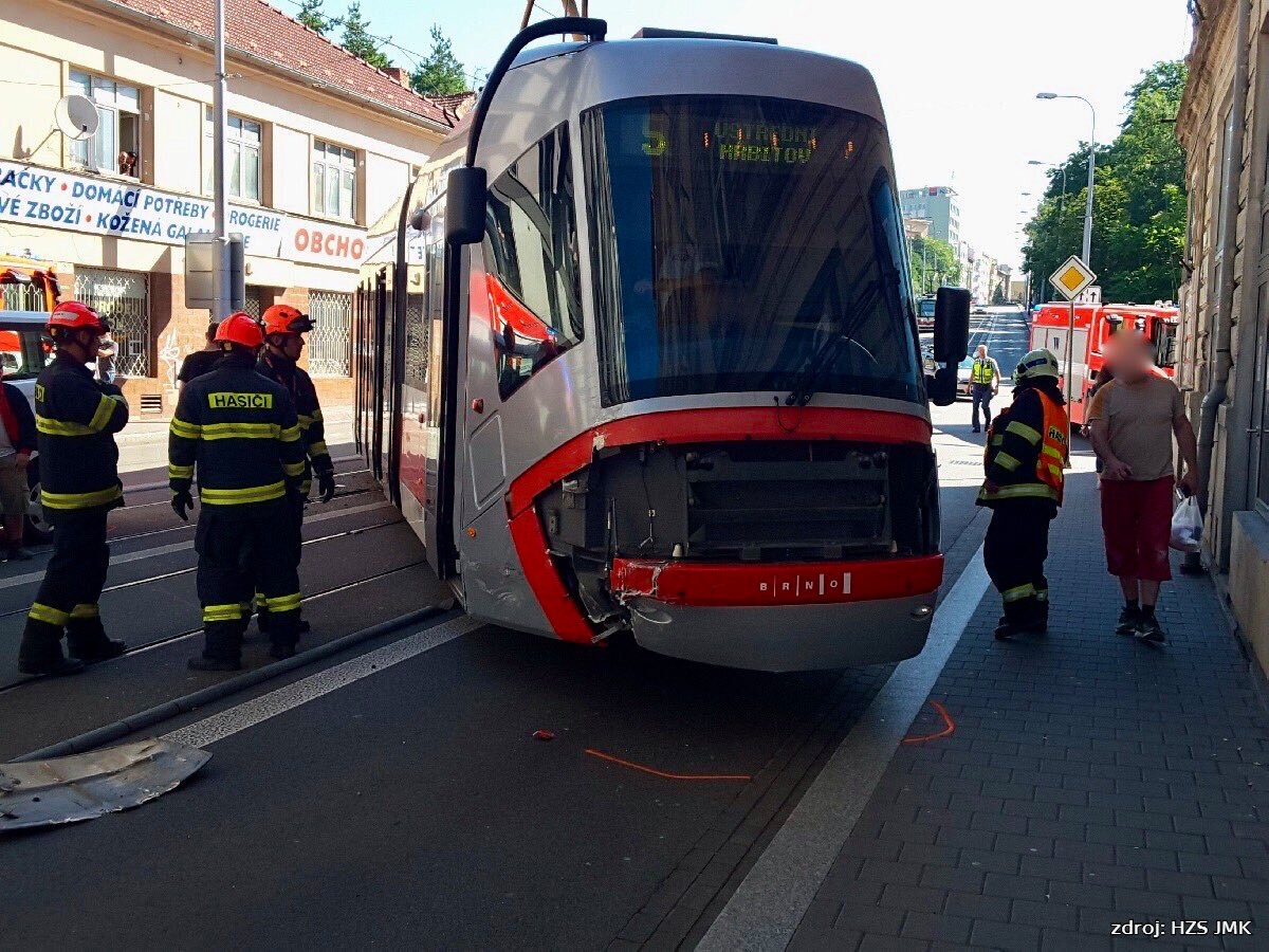 Dodávka nedala přednost tramvaji ta vykolejila