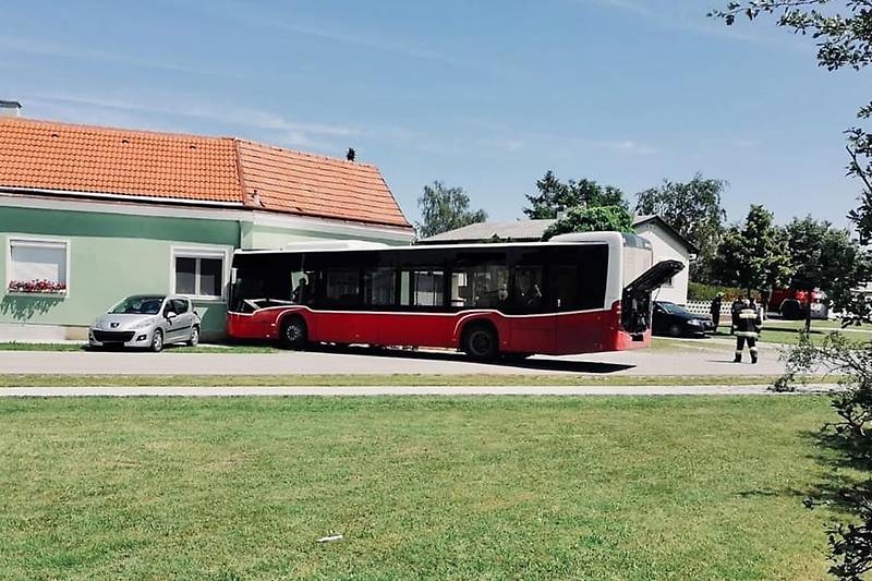 Rakousko: Autobus s dětmi narazil do domu