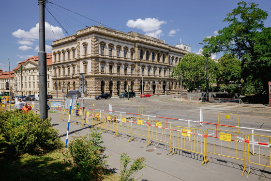 Více přechodů, méně zábradlí. Karlovo náměstí se začíná proměňovat.