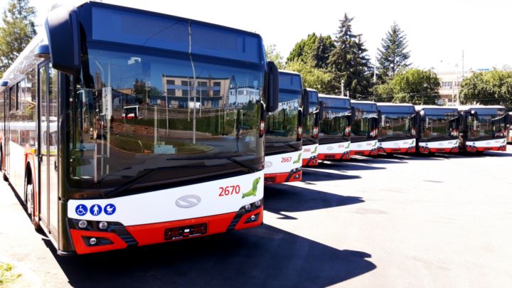 Nehoda autobusu zastavila spoje z průmyslové zóny