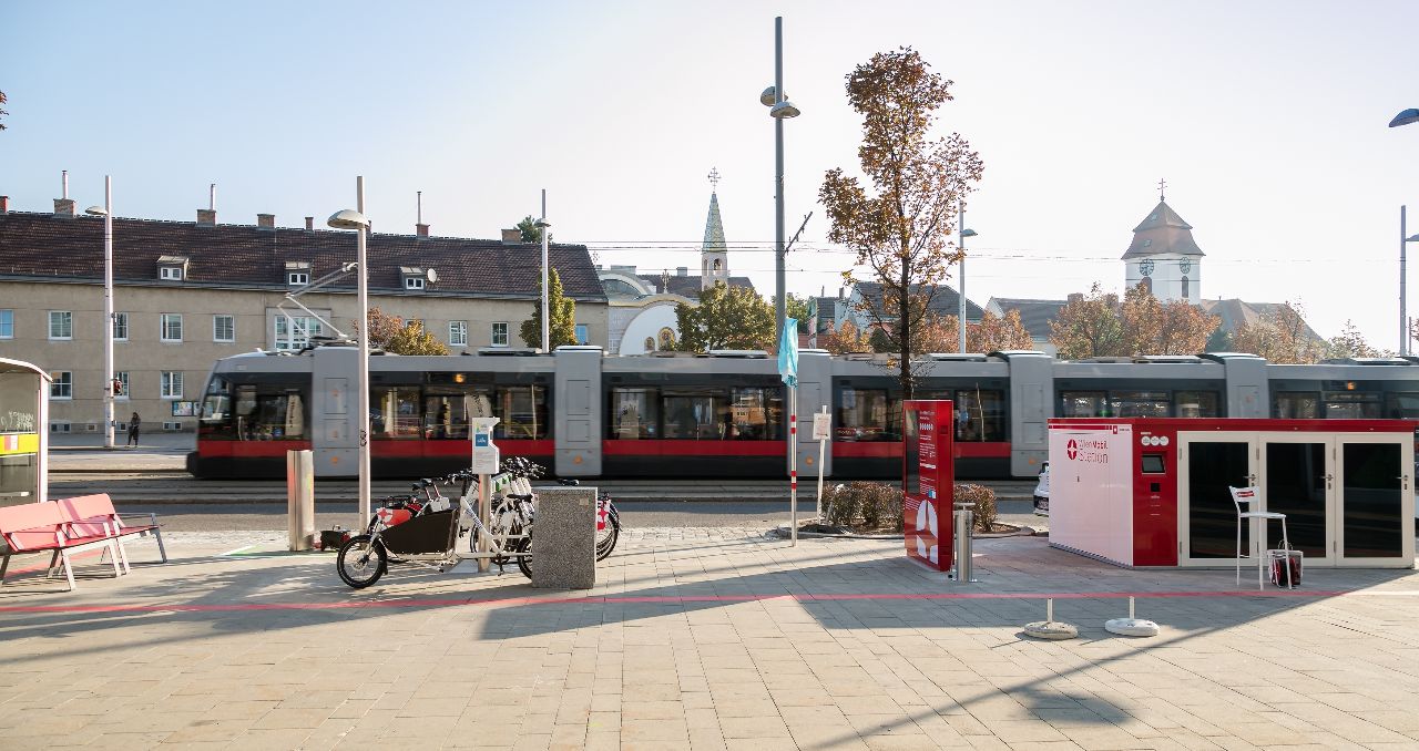 Stanice Wien Mobil ve čtvrti Simmering z roku 2018 (bez kol WienMobil Rad, s původním systémem CityBike) © Manfred Helmer