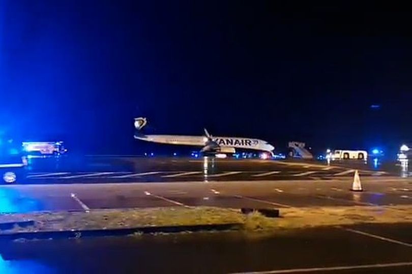Let Ryanairu nouzově přistál včera v noci, 4. ledna (Fotografie: thomasdrie49)