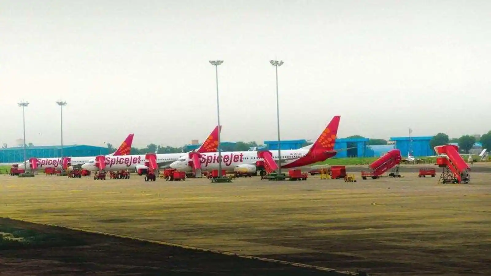Boeingy 737 MAX SpiceJet na letišti v Novém Dílí