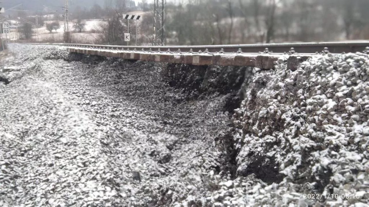 Poškozená trať u Valašské Polanky. Foto: Správa železnice