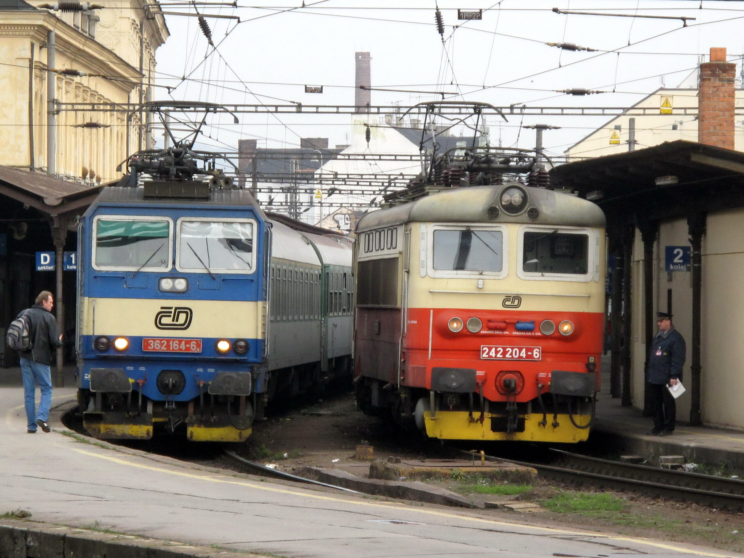 lokomotivy řad 362 a 242 na hlavním nádraží v Brně