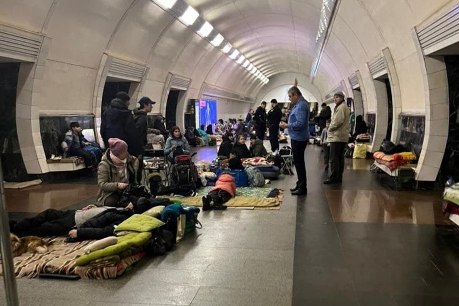 lidé žijící v metru v Kyjevě v důsledku války ze strany Ruska