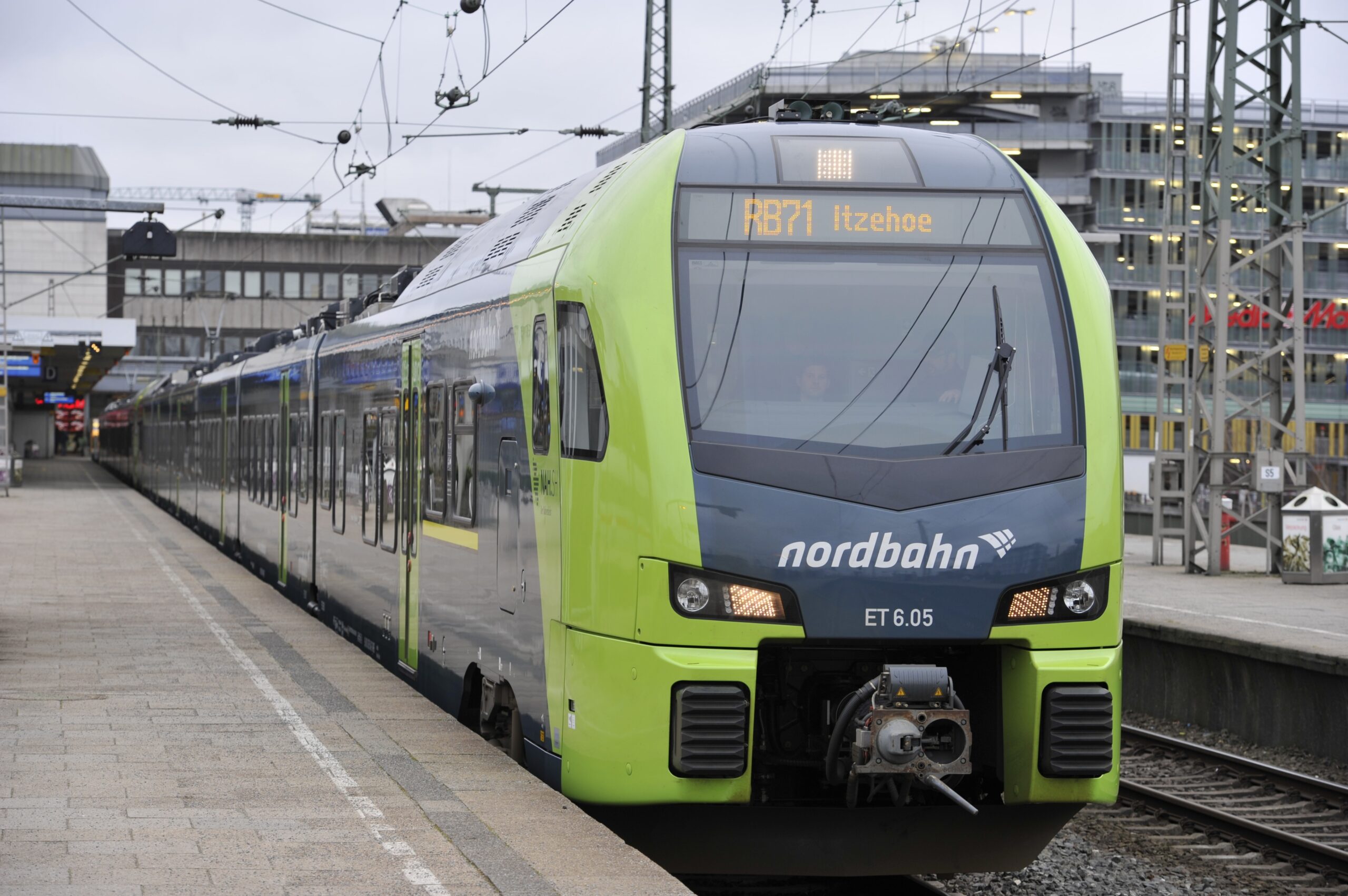 Vlak Nordbahn typu Stadler Flirt3 na nástupišti v Hamburku-Altona. Sedm pětivozových a osm šestivozových vlaků Flirt3 je poháněno elektricky a používají se na tratích RB61/71 v síti centrálního Šlesvicka-Holštýnska. Nordbahn provozuje linky RB 61 Itzehoe – Hlavní nádraží v Hamburku a RB 71 Wrist/Itzehoe – Hamburk-Altona jménem spolkových zemí Hamburk a Šlesvicko-Holštýnsko, zastoupených společností NAH.SH. Vlaky jsou rozděleny v Elmshornu. Nordbahn, únor 2015. Zdroj Nordbahn