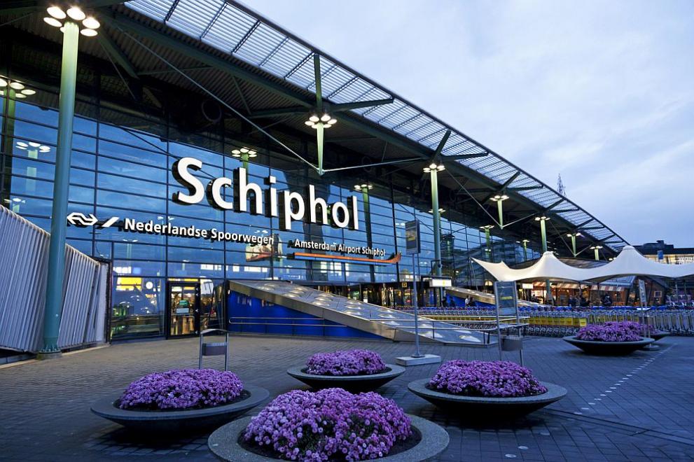 Amsterdamské letiště Schiphol kvůli nedostatku personálu prodlouží maximální počet osob až do března
