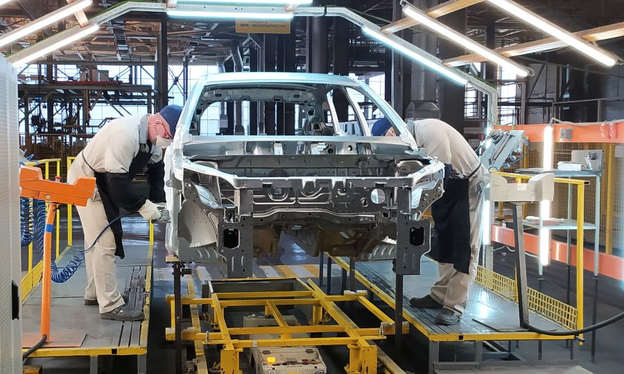 Zaměstnanci pracují začátkem tohoto roku na montážní lince závodu Lada v ruském Iževsku.