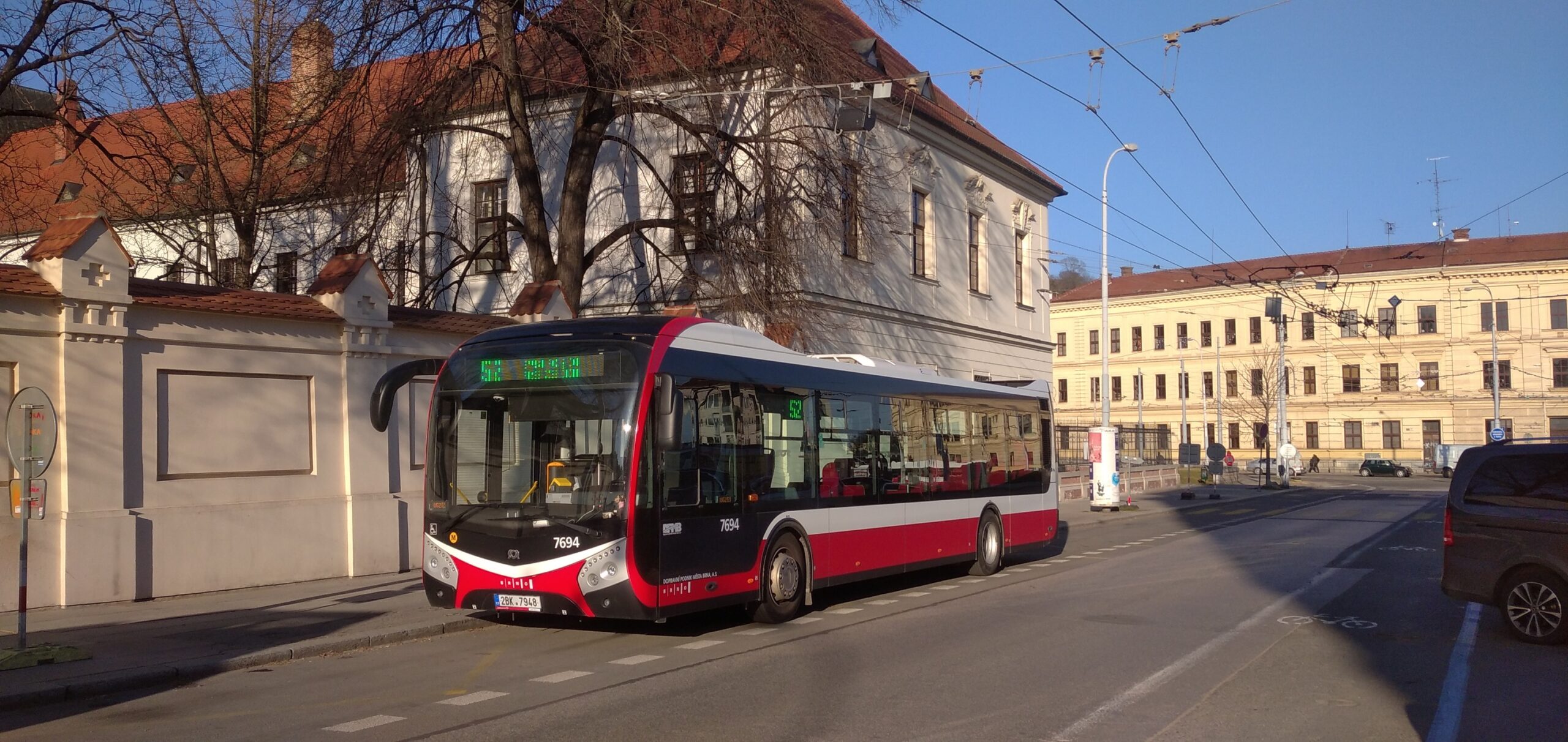 odstavený autobus DPmB na Mendlově náměstí © redakce