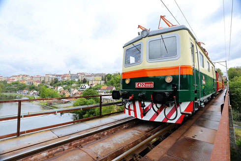 Jméno „Bobinka“ nosí malá elektrická lokomotiva bývalé řady E 422.0 (dnes řada 100). Pojmenování Bobinka vzniklo podle označení pojezdu lokomotivy Bo´Bo´ a jeho zdrobněním, aby se odlišila od rychlejších, silnějších a větších lokomotiv stejného uspořádání náprav s přezdívkou „Bobina“, které jezdily na hlavních tratích.