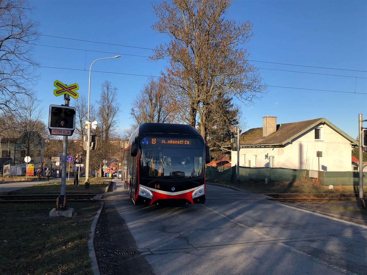 Parciální Trolejbus Škoda 32Tr Parciální trolejbus Škoda 32Tr jedoucí na bateriový pohon přes železniční přejezd u vlakové zastávky Jihlava - Staré Hory. Foto dpmj.cz