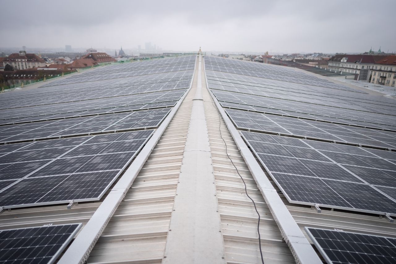 Koncem října 2022 dokončila Vídeň instalaci posledních z celkových tří tisíc fotovoltaických panelů na střeše Wiener Stadthalle. © David Bohmann