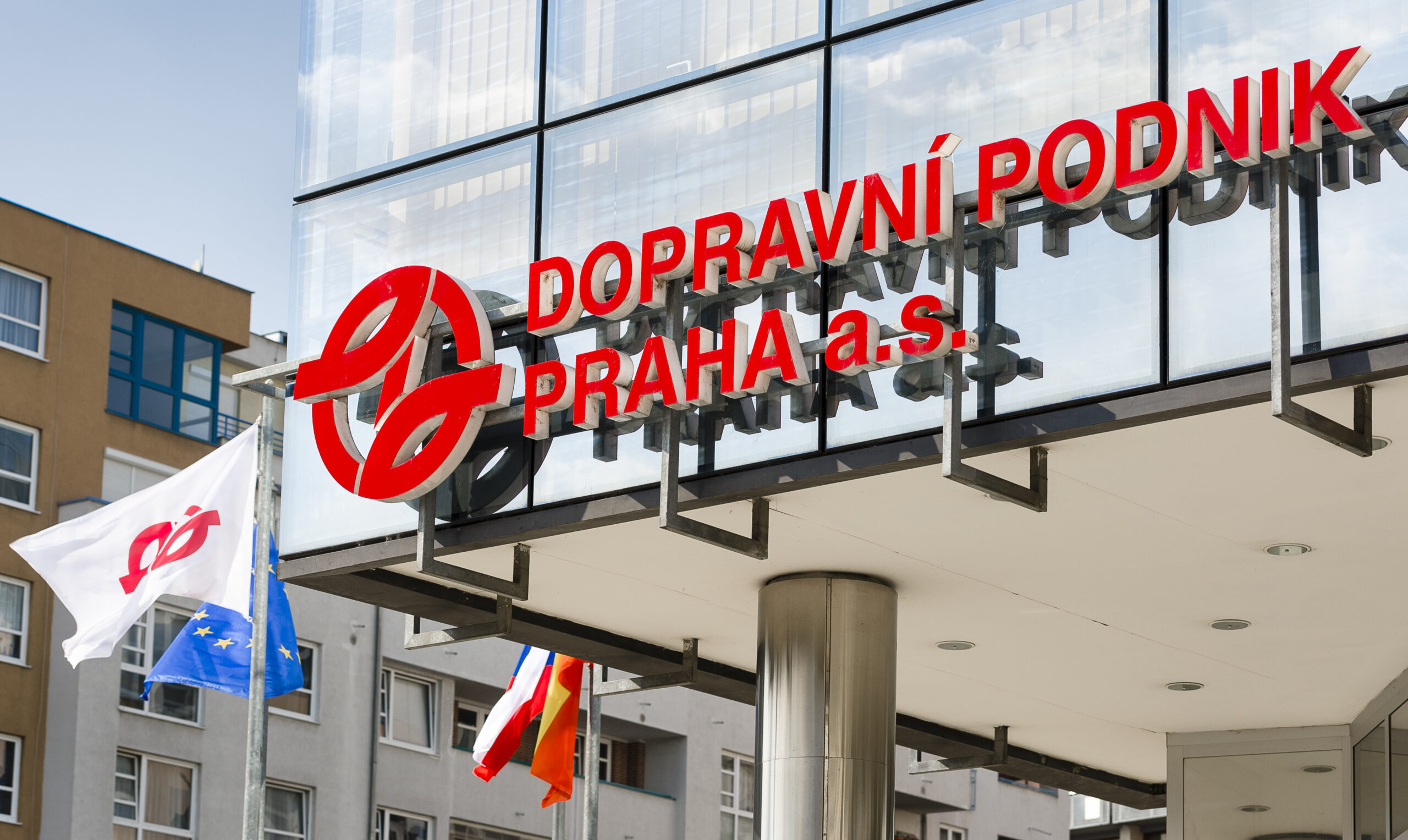 DPP opět zvyšuje mzdy. Od dubna přidá 4%