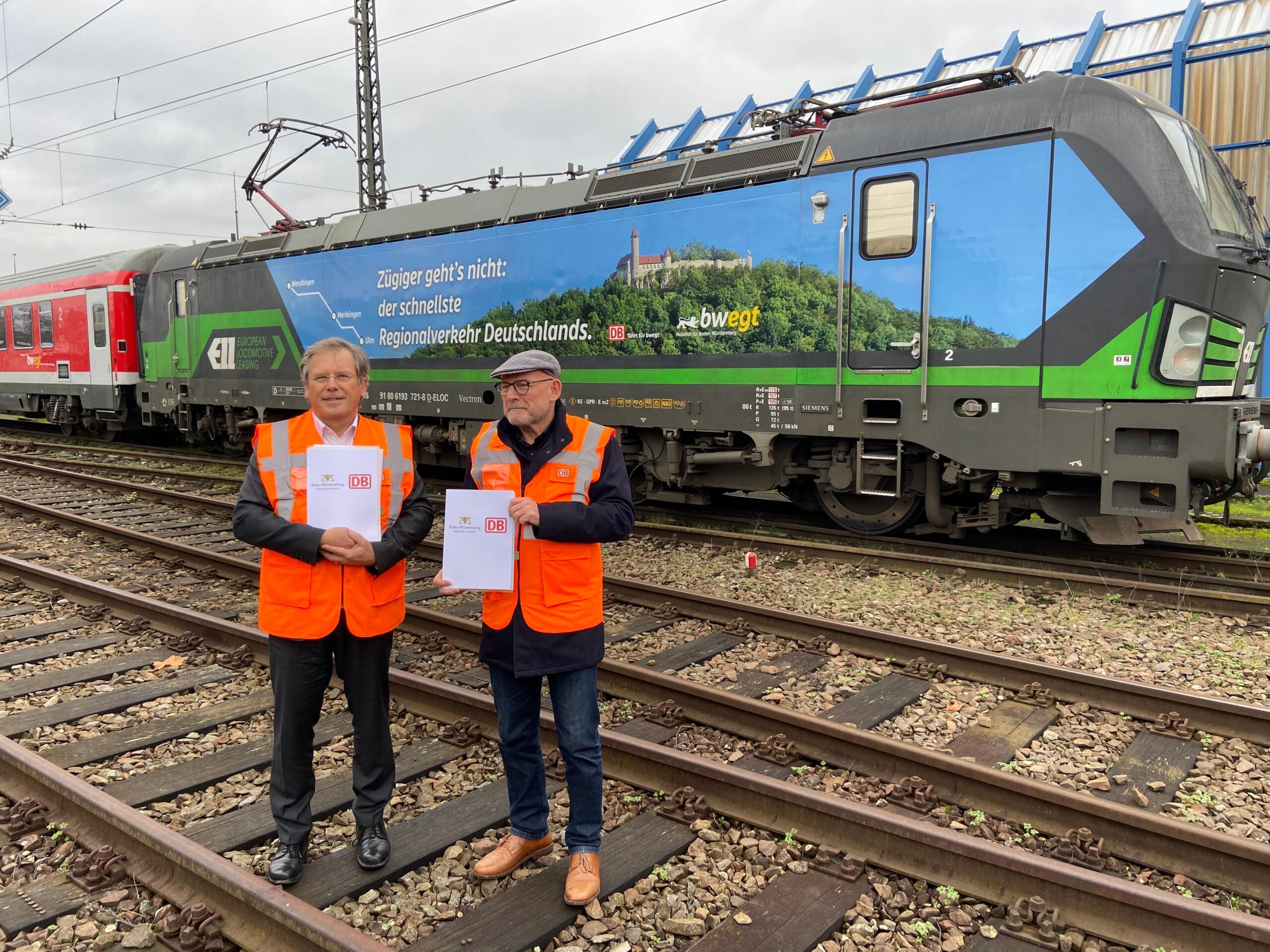 David Weltzien, předseda regionálního vedení DB Regio Baden-Württemberg, a Winfried Hermann, ministr dopravy spolkové země Bádensko-Württembersko, dnes podepsali smlouvu na novou síť 59 ve Stuttgartu. (Foto: DB)