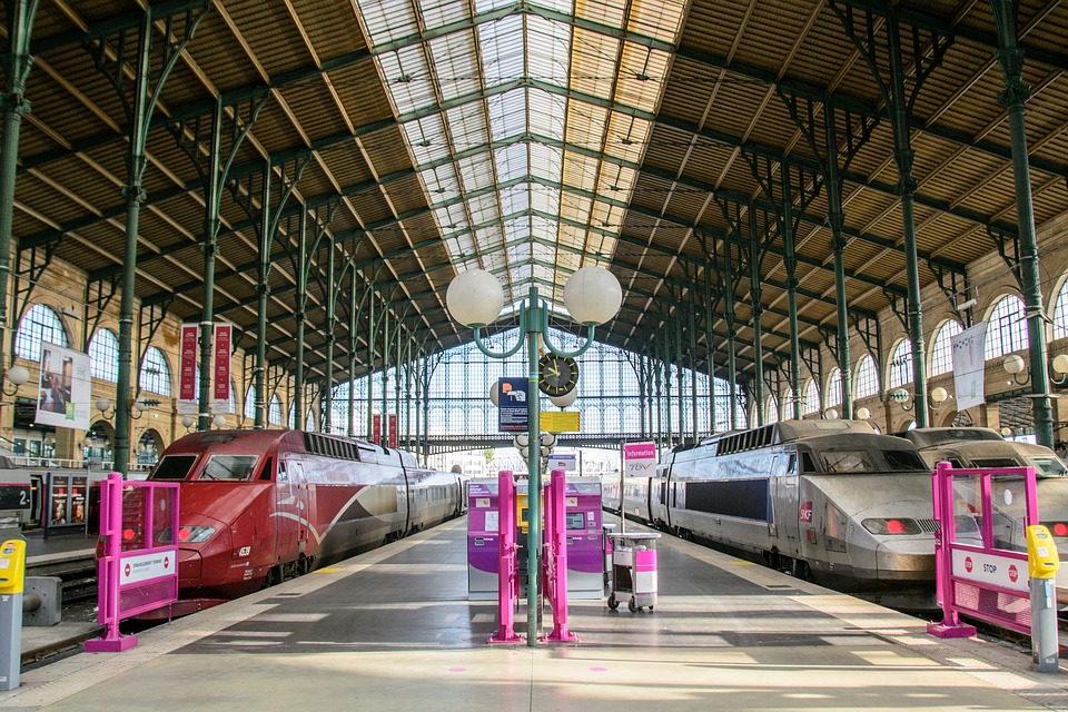 SNCF vlaky v Paříží na nádraží. Foto bogitw, pixabay