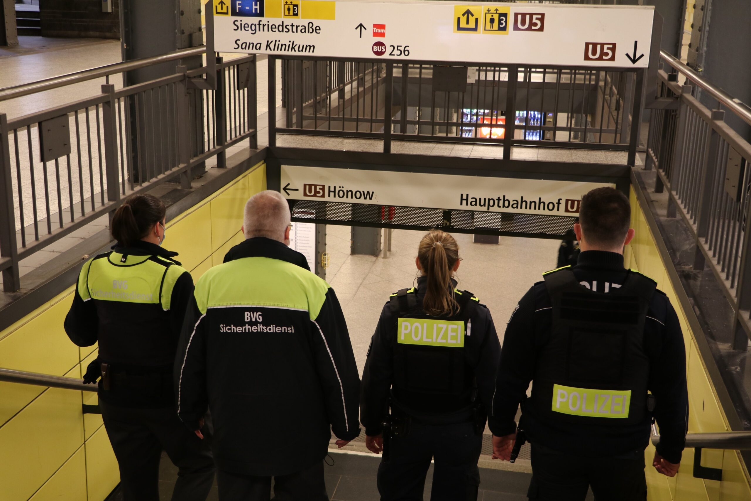 Policie Berlín a kontroloři BVG v Berlíně. Autor © BVG