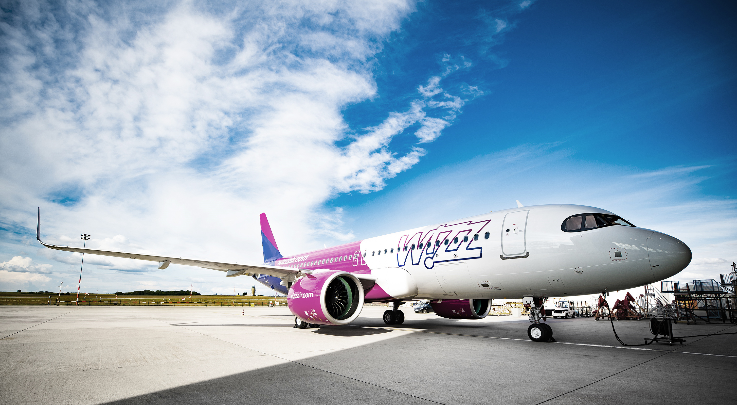 letadlo společnosti Wizz Air při tankování paliva. Zdroj WizzAir