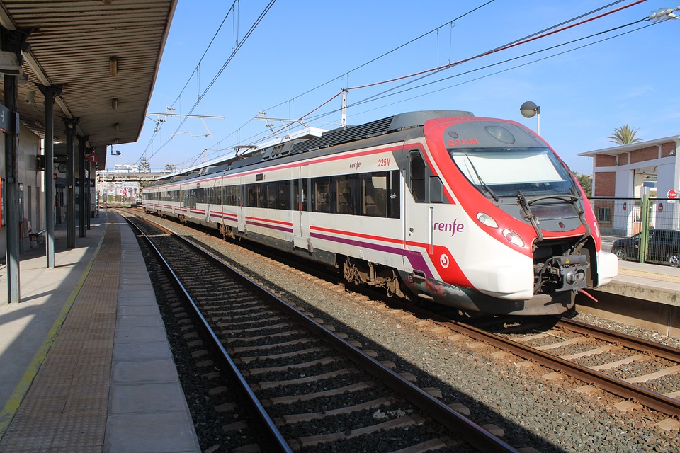 souprava Renfe ve stanici Cadiz, foto antgarprat, pixabay
