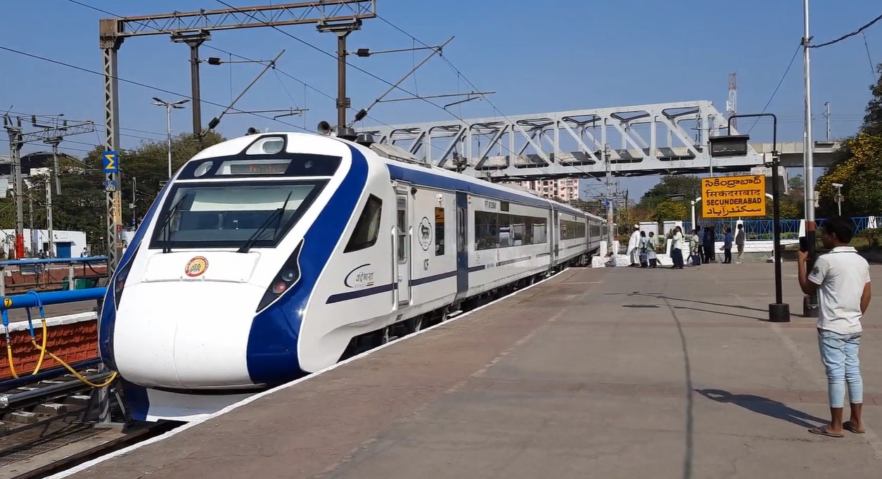 Vande Bharat Express z Visakhapatnam Jn do Secunderabad Jn, foto Sameer2905, wikipedie