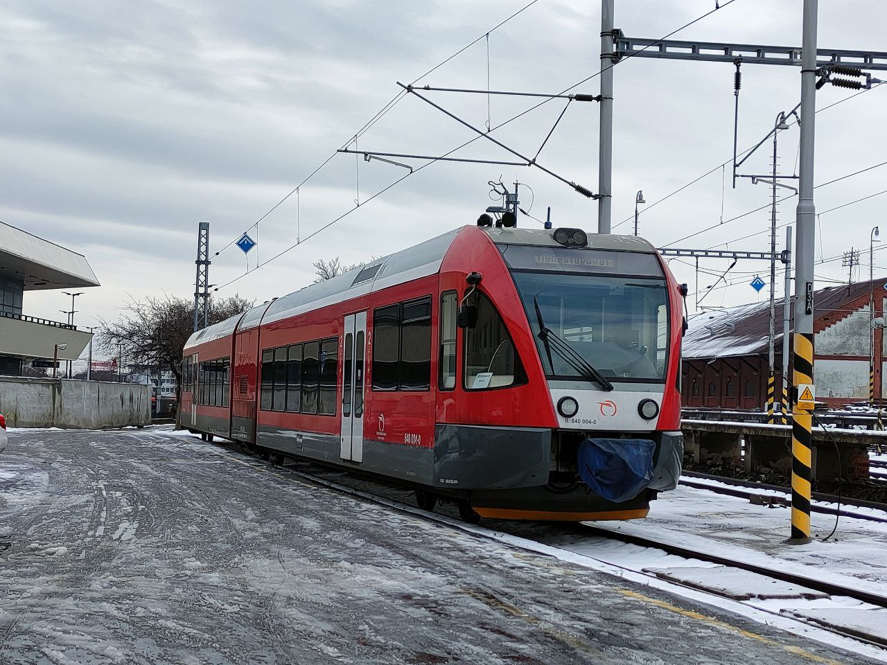 Cestující z Bratislavy do Komárna čeká výluka současně do Rakouska