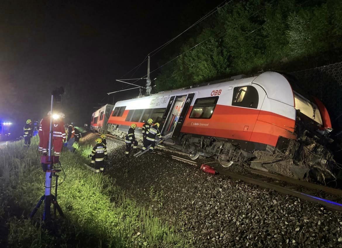 Déšť a sesuv půdy vykolejily vlak v Rakousku