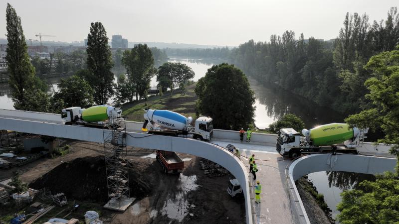 Štvanická lávka zvládla zatěžovací zkoušky – poprvé a naposled na ni vjela nákladní auta