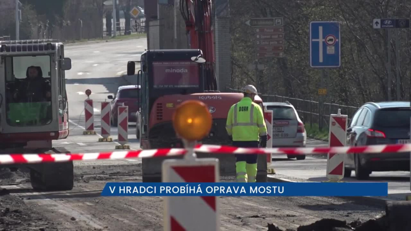 Probíhá oprava mostu přes řeku Nežárku v Jindřichově Hradci, práce potrvají do října