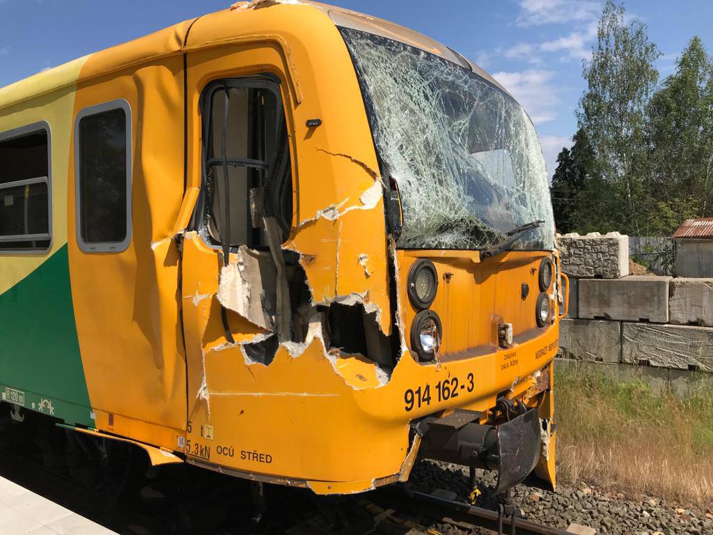 Nehoda vlaku ve Stráži nad Nisou s nákladním autem si vyžádala 18 zraněných