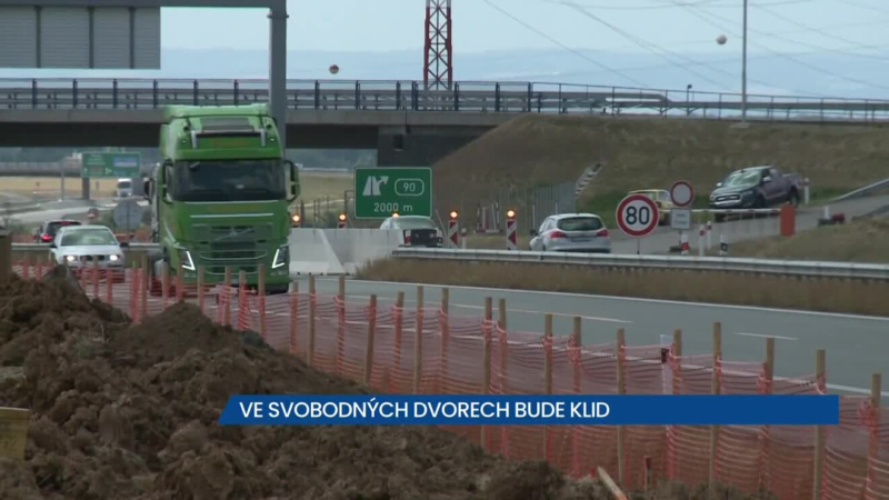 Video: Ve Svobodných Dvorech bude klid, ŘSD staví protihlukové stěny na D11, na místě je snížená rychlost