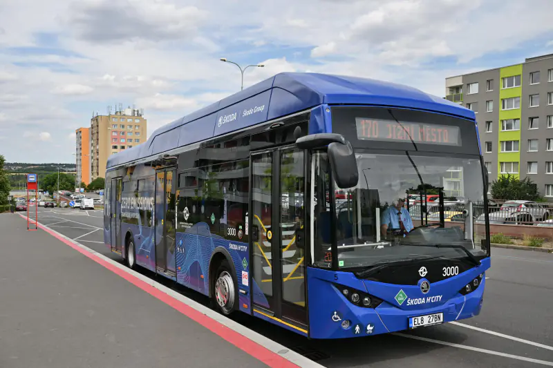 V Praze jako prvním městě v ČR ode dneška jezdí vodíkový autobus v pravidelném provozu MHD s cestujícími