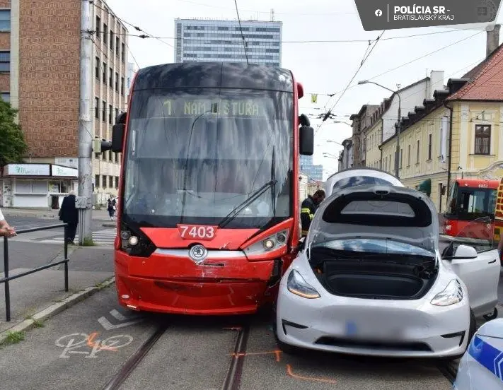 Nehoda tramvaje a auta v centru Bratislavy omezila dopravu