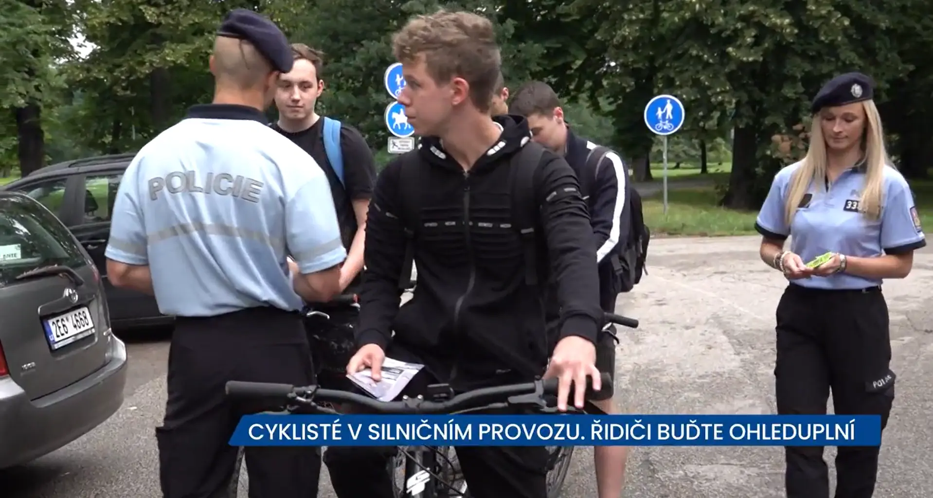 Cyklisté v silničním provozu. Řidiči, buďte k nim ohleduplní