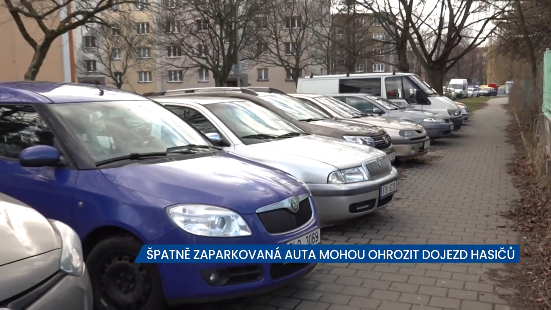 Špatně zaparkovaná auta mohou ohrozit dojezd hasičů k požáru