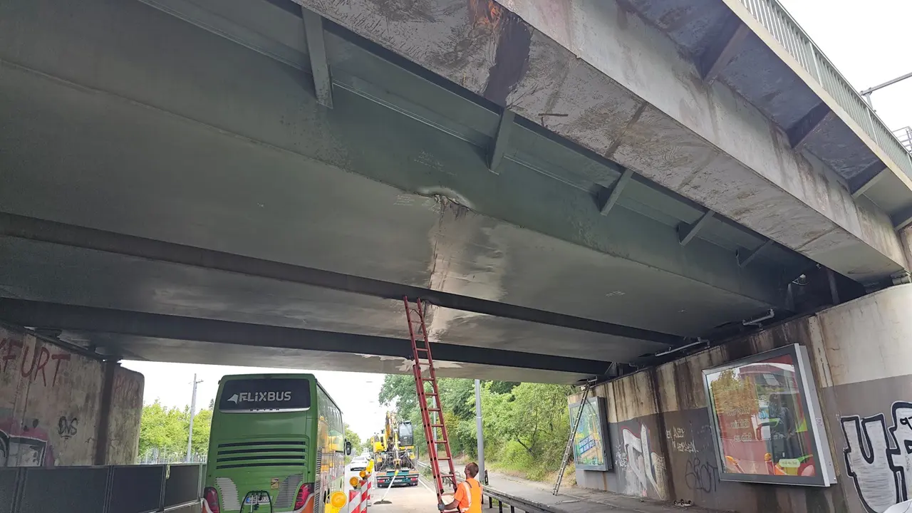 Nehoda kamionu uzavřela most ve Frankfurt nad Mohanem